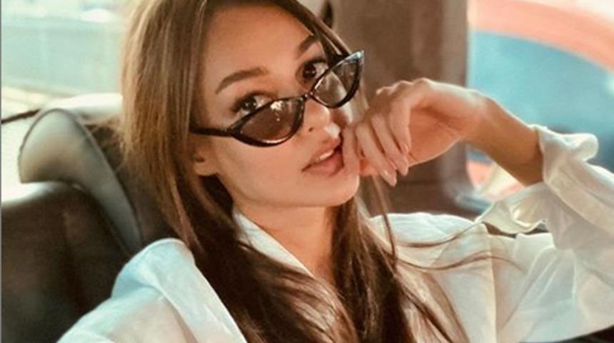 Dilan Çiçek Deniz göğüs dekolteli pozuyla dikkatleri çekti!