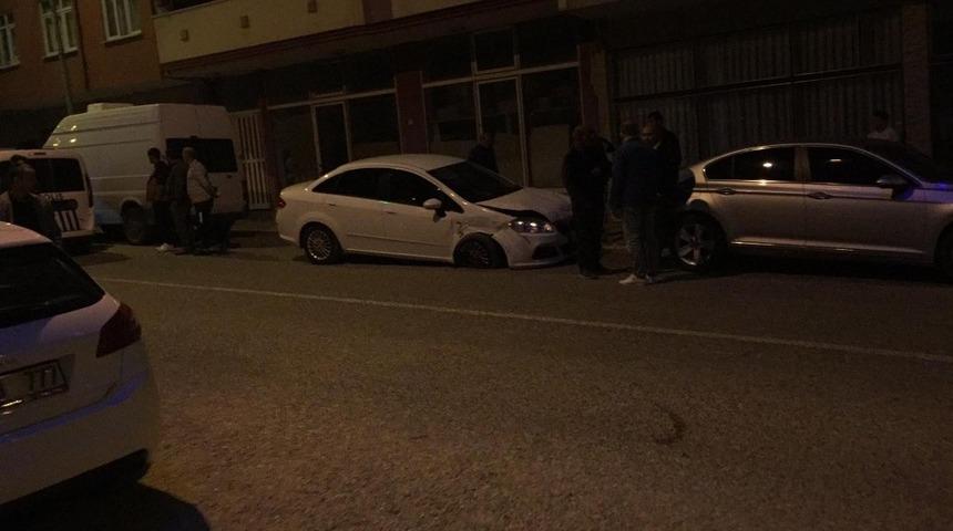 Acemi s&uuml;r&uuml;c&uuml;, yol kenarındaki 3 araca &ccedil;arparak durabildi