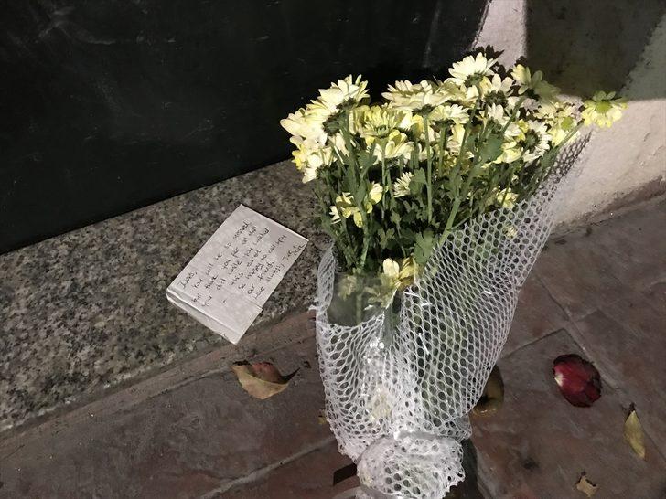 Ölen eski İngiliz istihbarat subayının ofisinin önüne 'ailesi adına' çiçek bırakıldı G1