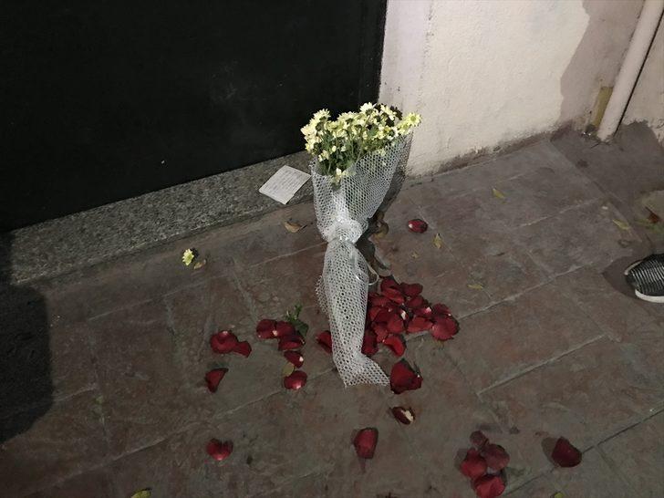 Ölen eski İngiliz istihbarat subayının ofisinin önüne 'ailesi adına' çiçek bırakıldı G2