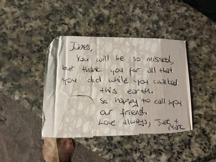 Ölen eski İngiliz istihbarat subayının ofisinin önüne 'ailesi adına' çiçek bırakıldı G3