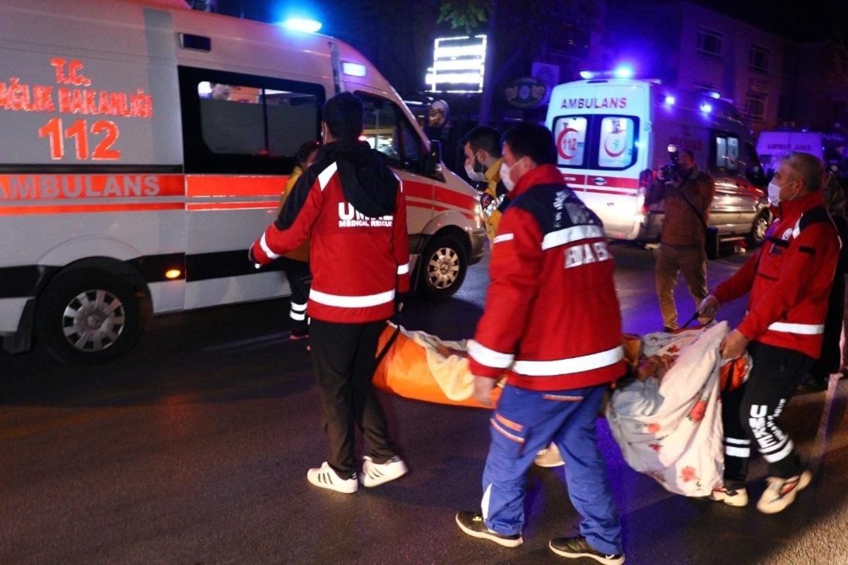 Başkent&rsquo;te alevlerin arasında kalan kadın balkondan atladı: 1 yaralı