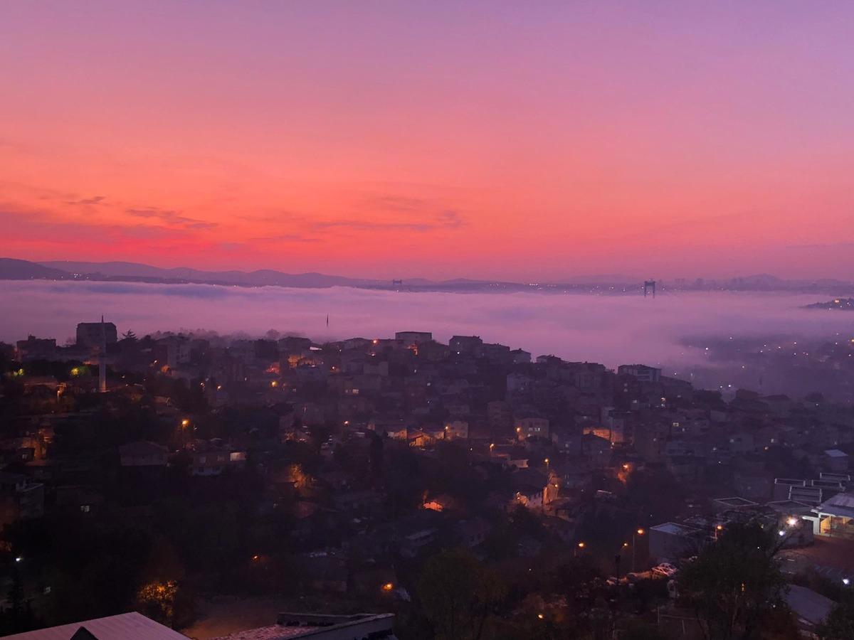İstanbul Boğazı'nda yoğun sis! G&ouml;renler hayrete d&uuml;şt&uuml;
