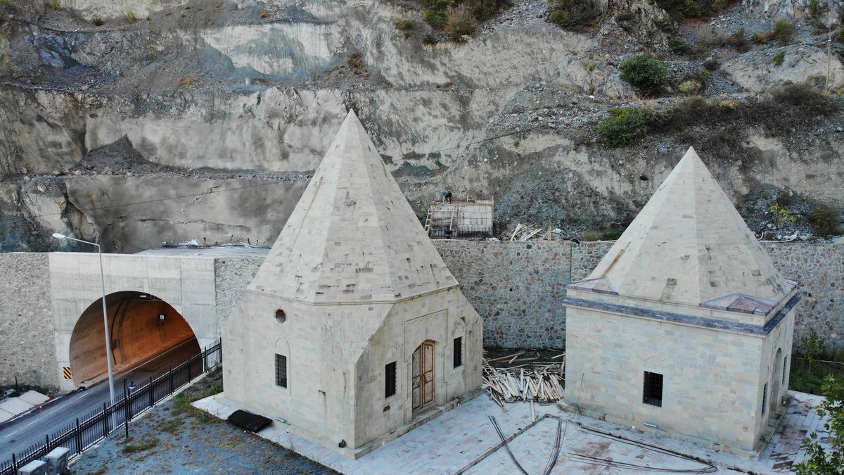 Su altında kalacaktı! Tarihi k&ouml;y ziyaret&ccedil;ilerini bekliyor