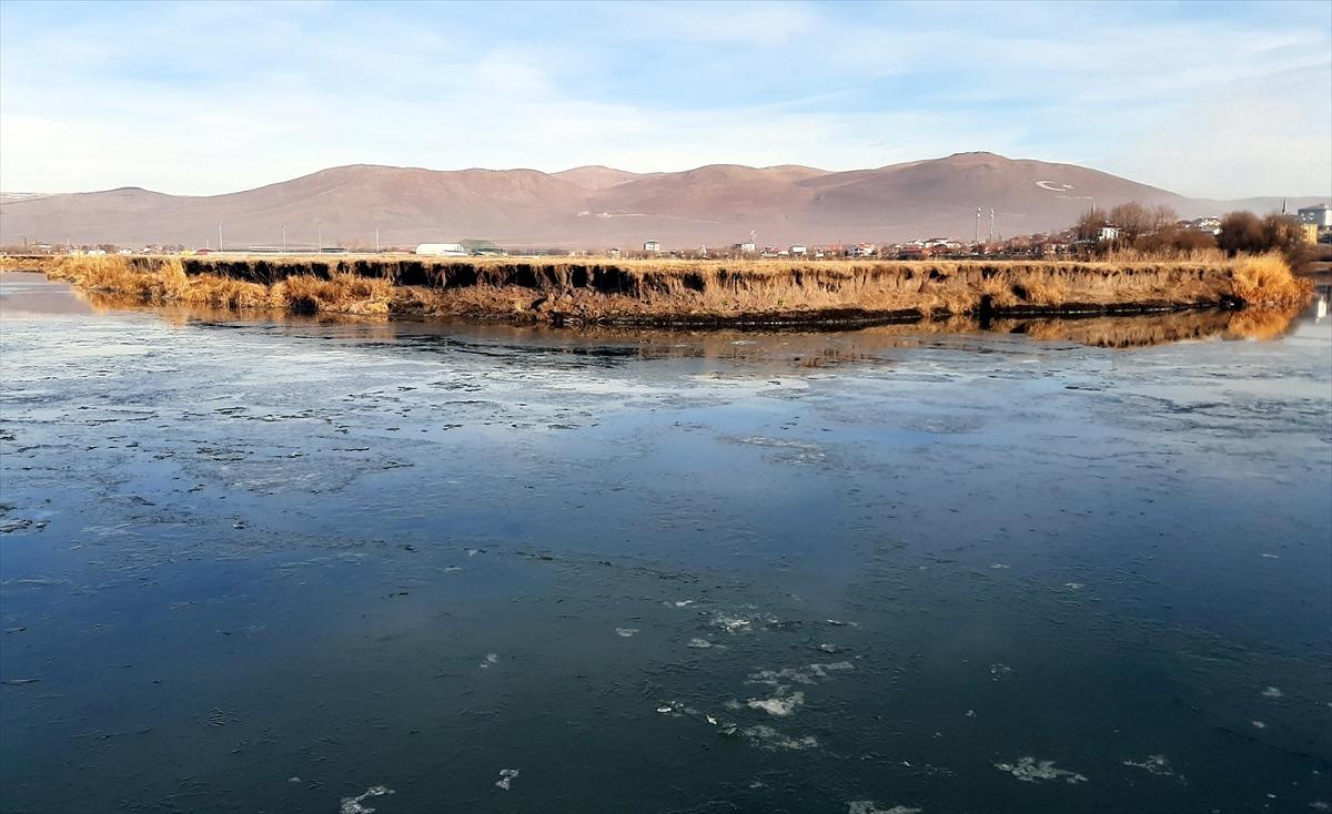 Kura Nehri buzla kaplanıyor!