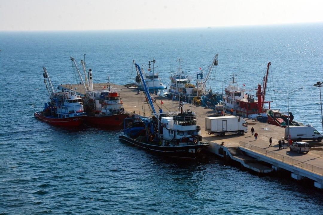 Balık&ccedil;ılar iskelede avlanma saatini bekliyor