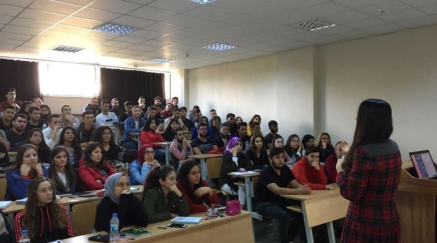 Kuyucak MYO&rsquo;da reklamcılık konferansı d&uuml;zenlendi