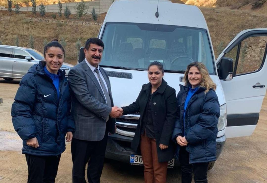 İş adamı &Ouml;lmez&rsquo;den Hakkarig&uuml;c&uuml;&rsquo;ne minib&uuml;s