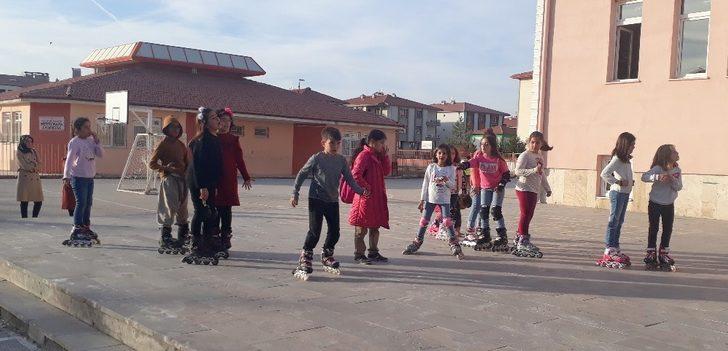 Minik öğrencilerin paten keyfi G1