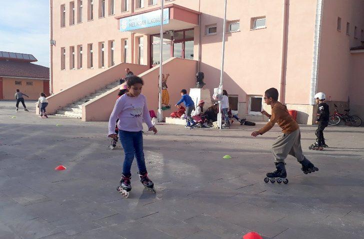 Minik öğrencilerin paten keyfi G2