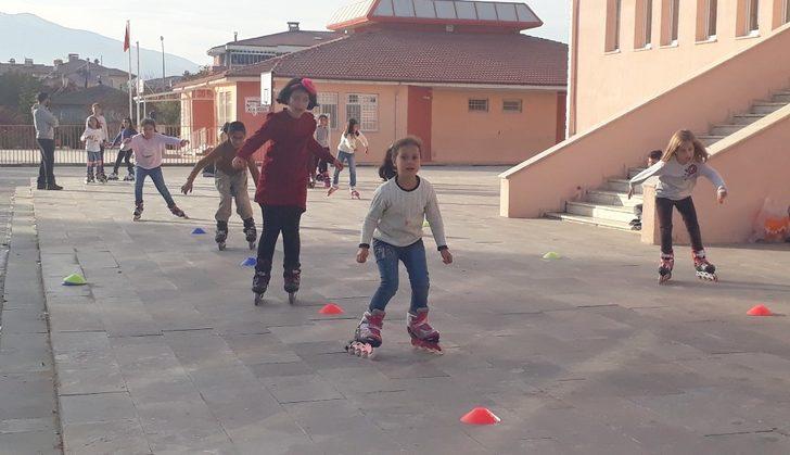 Minik öğrencilerin paten keyfi G3