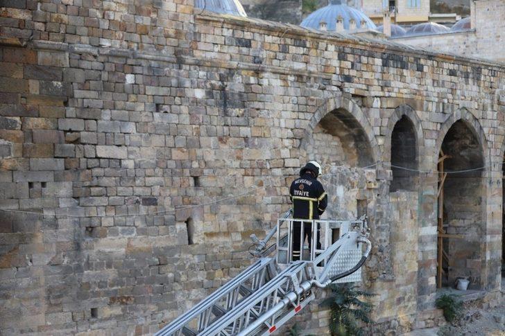 Tarihi kervansaray duvarına kafası sıkışan güvercin kurtarıldı G2