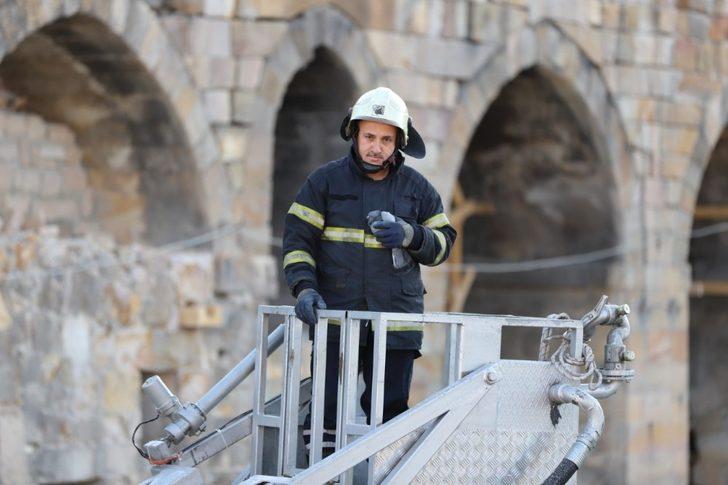 Tarihi kervansaray duvarına kafası sıkışan güvercin kurtarıldı G3