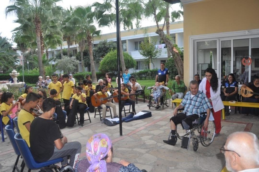 Toplum polisi, &ccedil;ocuklarla huzurevi sakinlerini m&uuml;zikle buluşturdu