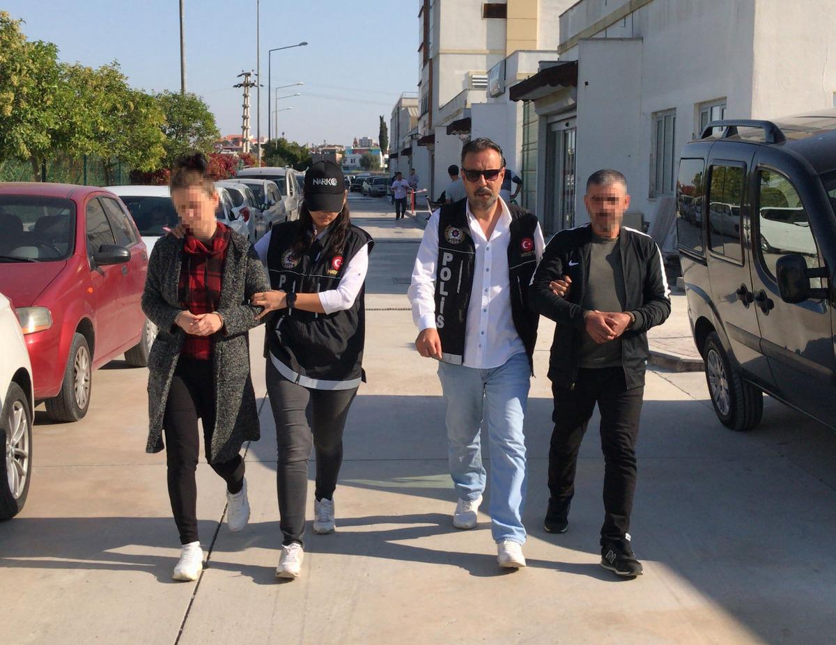 9 yaşındaki &ccedil;ocuğun &ccedil;antasından &ccedil;ıkanlar şoke etti! Anne ve babası g&ouml;zaltına alındı