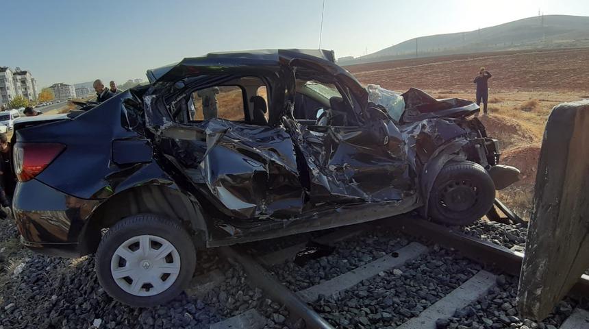 Elazığ'da korkunç kaza! Tren otomobile çarptı: 3 yaralı