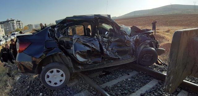 Tren, hemzemin geçitte otomobile çarptı: 2 ölü, 1 yaralı (2) 1