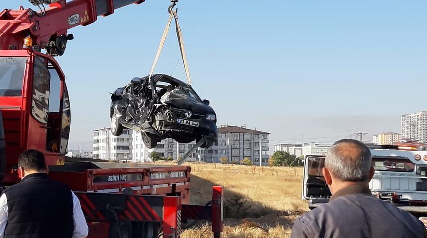 Tren, hemzemin geçitte otomobile çarptı: 2 ölü, 1 yaralı (2)