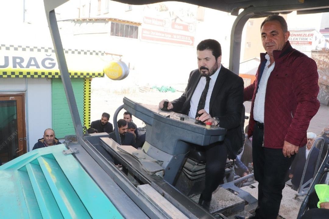 Ağrı Belediye Başkanı Sayan asfalt finişerine binip, asfalt d&ouml;kt&uuml;