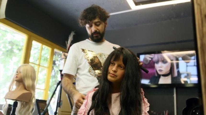 Kuaf&ouml;r&uuml;ne bağışlanan sa&ccedil;larla kanser hastalarına peruk yapıyor