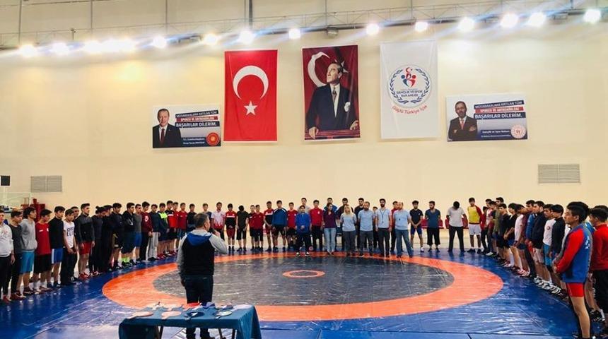 Pehlivanlar Ata&rsquo;ya saygı i&ccedil;in mindere &ccedil;ıktı