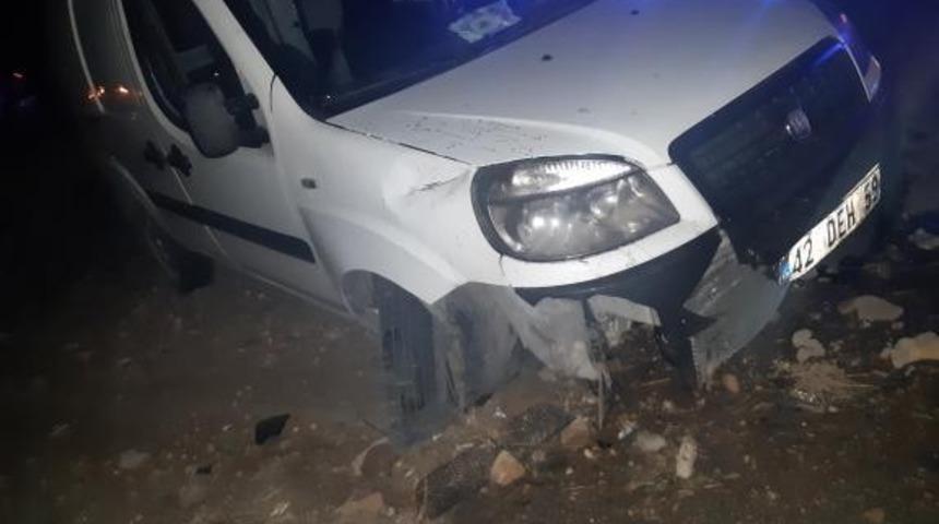 K&ouml;peğe &ccedil;arpan ara&ccedil; yoldan &ccedil;ıktı: 1 yaralı