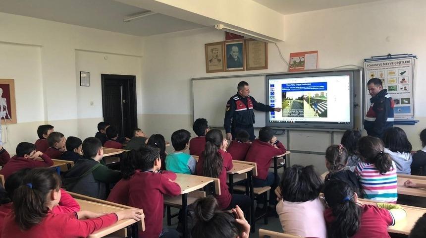 Jandarmadan k&ouml;y okullarındaki &ouml;ğrencilere trafik eğitimi