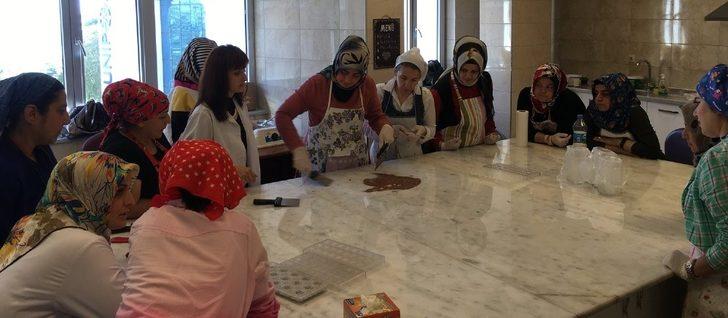 Ordulu kadınlar çikolata yapmayı öğreniyor G1