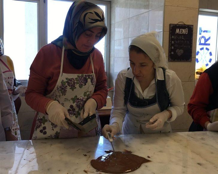 Ordulu kadınlar çikolata yapmayı öğreniyor G2