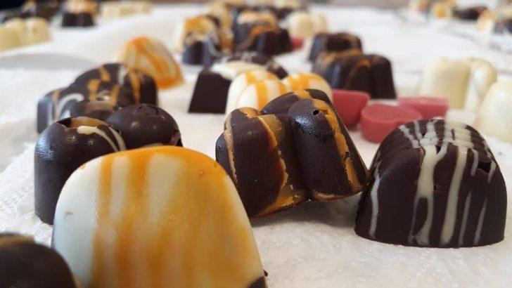 Ordulu kadınlar çikolata yapmayı öğreniyor G3