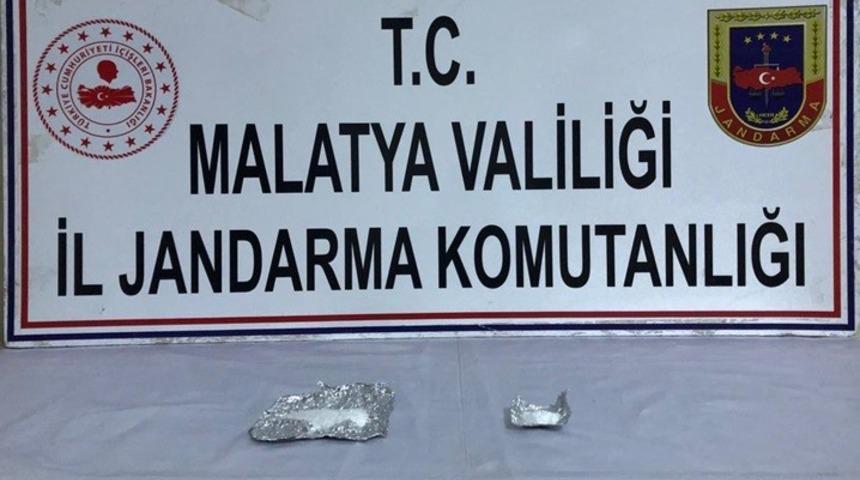 Aranan şahıs &uuml;zerinde uyuşturucu ile yakalandı