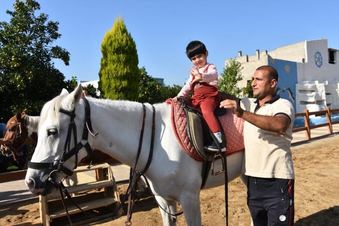 &Ouml;zel &ccedil;ocuklar atla terapi ediliyor