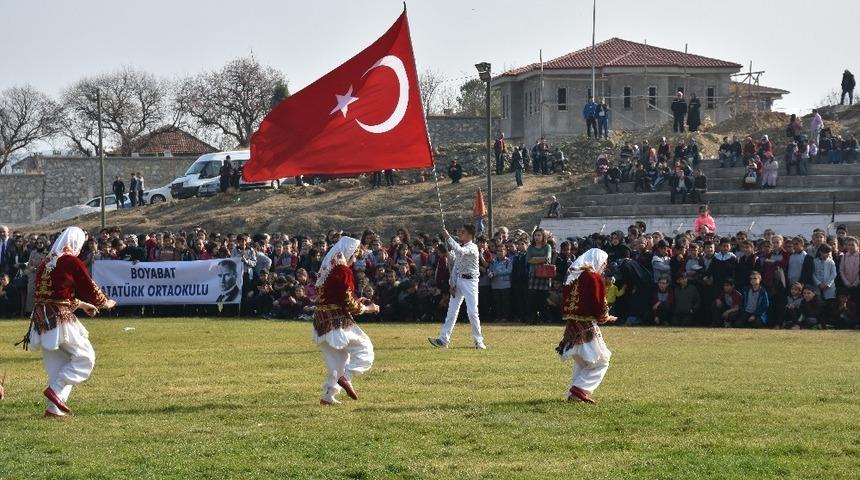 T&uuml;rk bayrağını dalgalandıran gence kaymakamdan &ouml;d&uuml;l