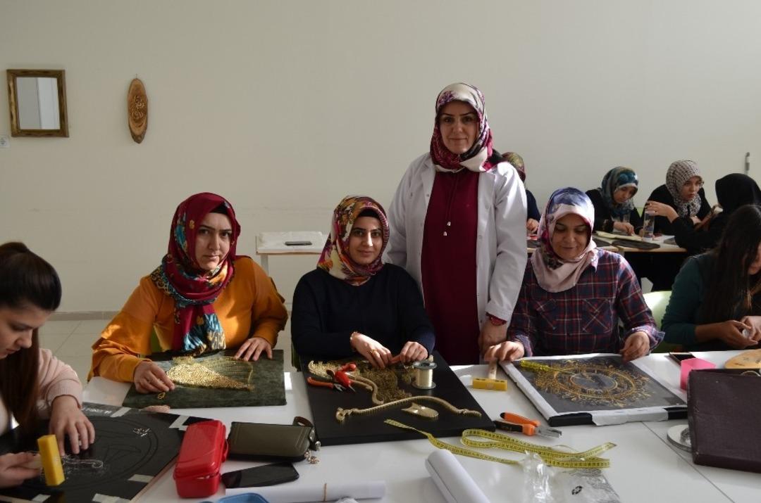Adilcevazlı kadınlardan el sanatları kurslarına yoğun ilgi