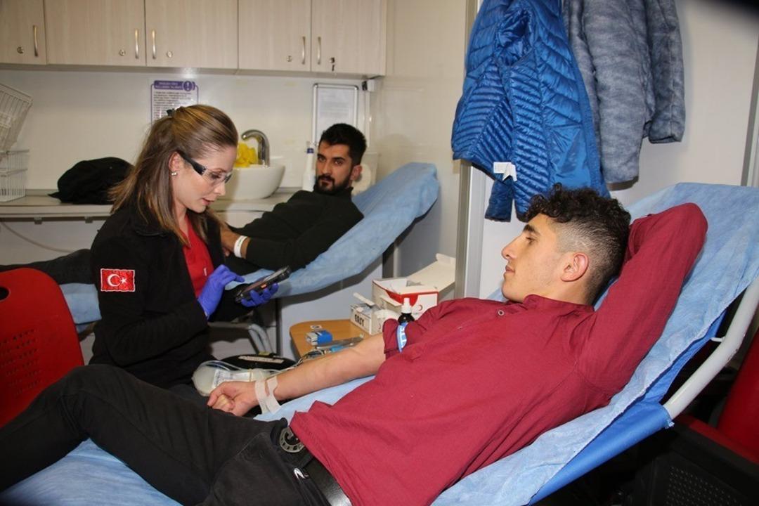 Şenlik i&ccedil;inde kan bağışında bulundular
