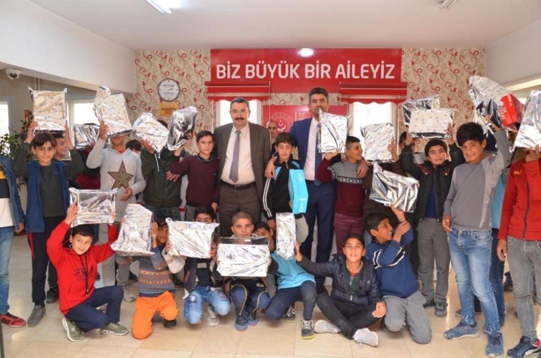 Sokakta &ccedil;alışmaları engellenen &ccedil;ocuklara spor ayakkabısı