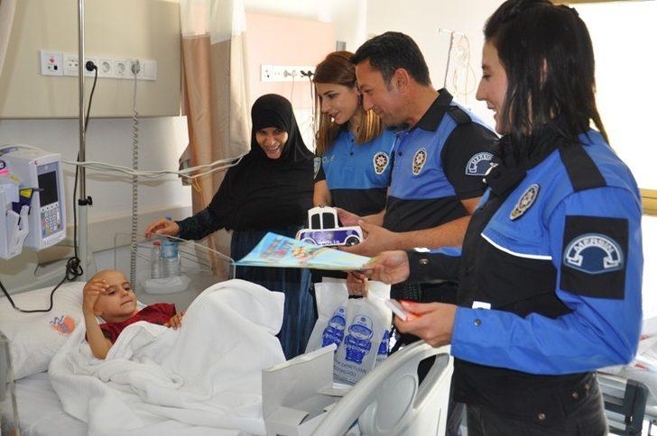 Polislerden lösemili çocuklara moral ziyareti G1