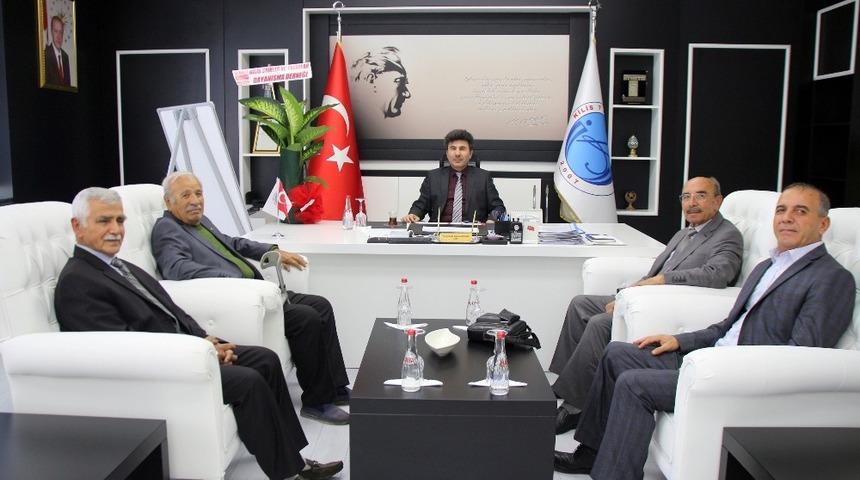 Rekt&ouml;r&uuml; Karacoşkun&rsquo;a şair ve yazarlarla bir araya geldi