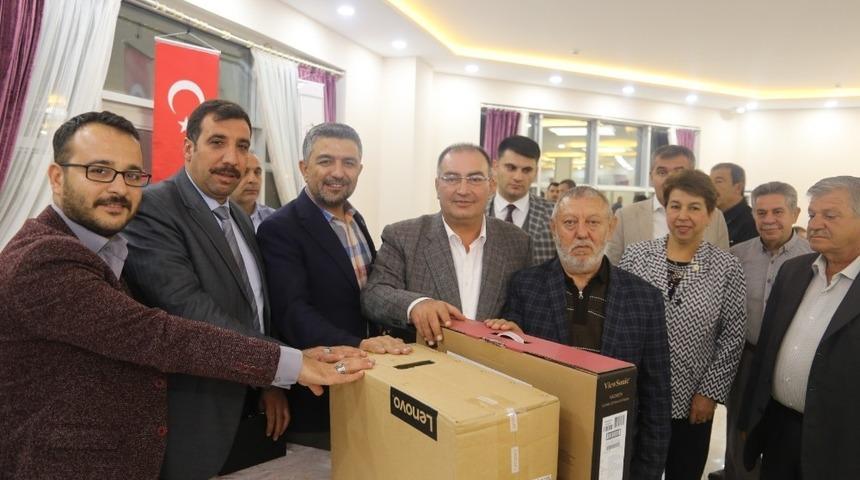 Kilis Belediyesinden muhtarlara bilgisayar desteği