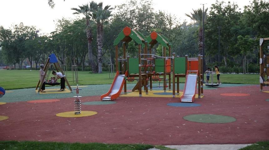 Sahil Antalya&rsquo;da &ccedil;ocuk şenliği