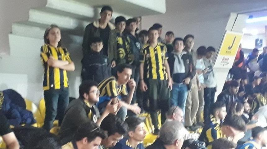 Polis, &ouml;ğrencileri ma&ccedil;a g&ouml;t&uuml;rd&uuml;