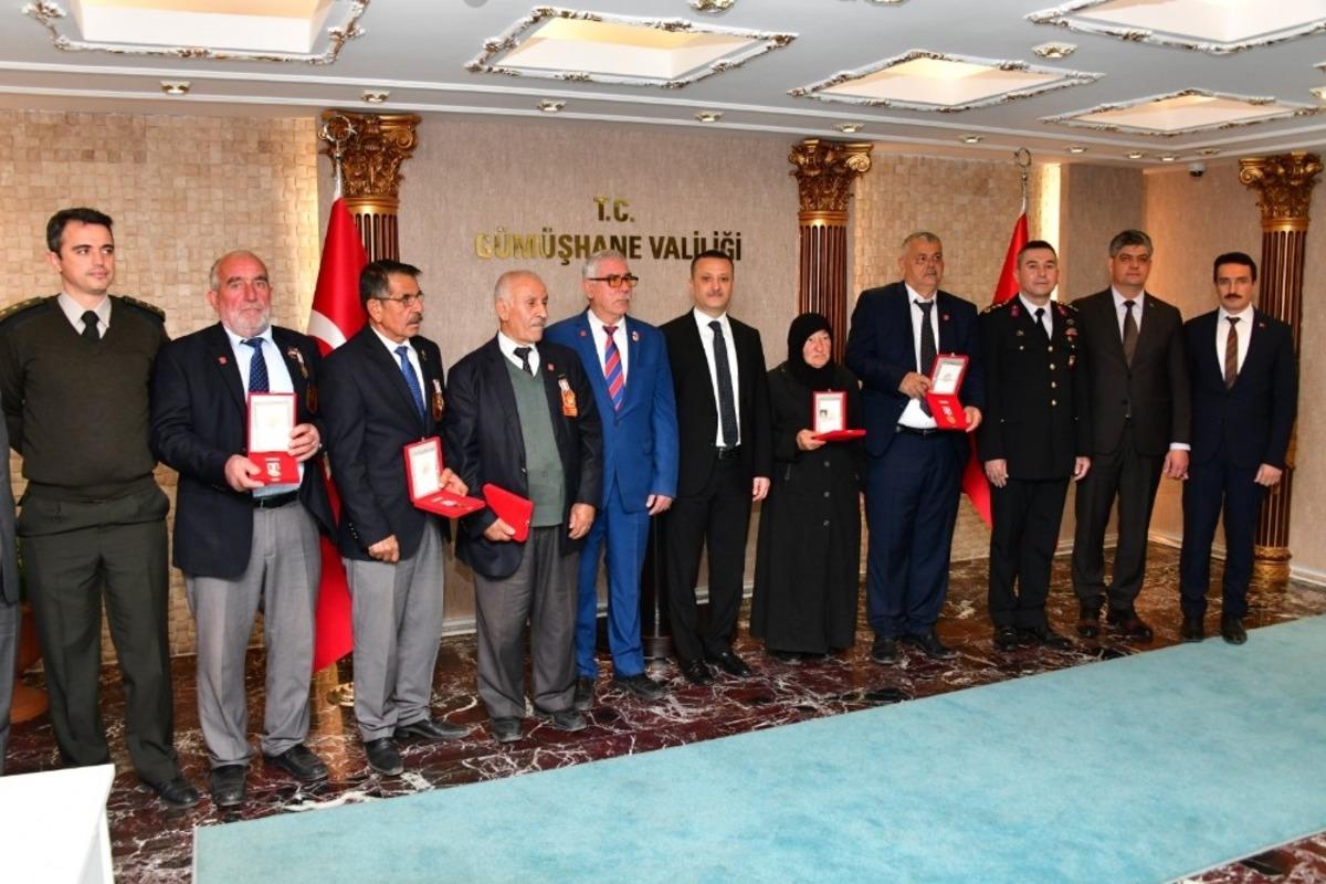 G&uuml;m&uuml;şhane&rsquo;de 6 Kıbrıs gazisine daha madalya ve beratı verildi