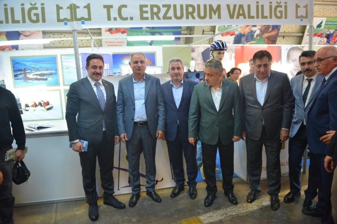 Milletvekili Ala&rsquo;dan buz sporları standına tam not