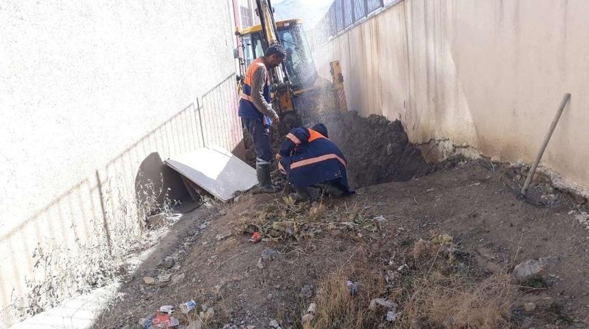 Hakkari Belediyesi, su arızalarıyla m&uuml;cadele ediyor