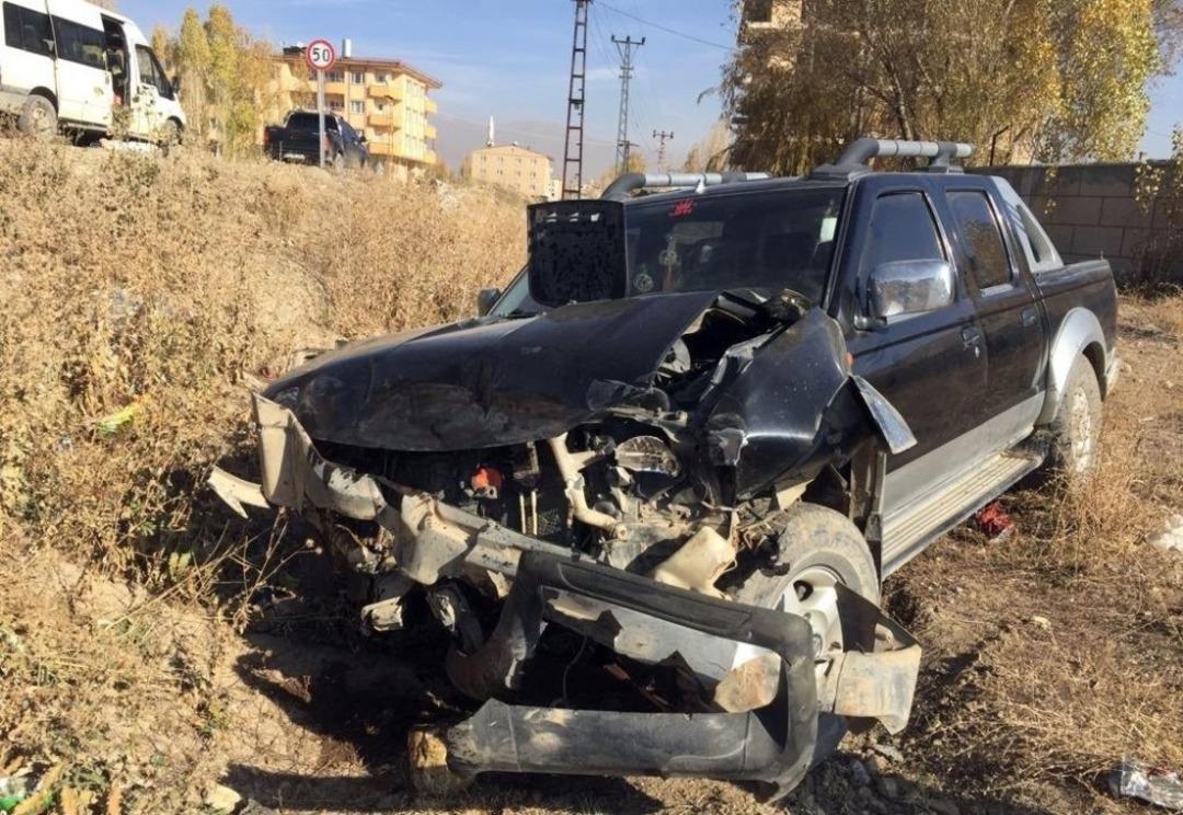 Kamyonetler kafa kafaya &ccedil;arpıştı: 3 yaralı