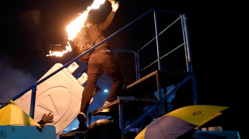 Hong Kong'da gösteriler çığrından çıktı!