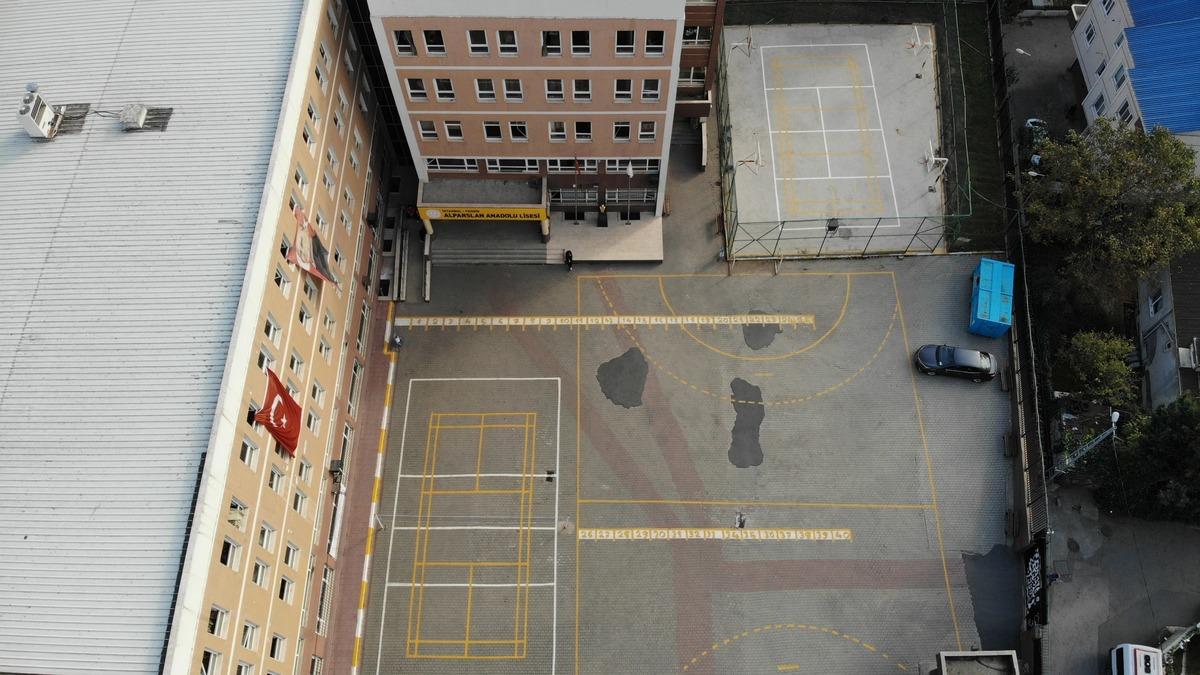 Pendik&rsquo;te lisede şoke eden olay! Gen&ccedil; kız 2. kattan atladı