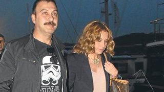 Boşandı, sevgiliyi koluna taktı