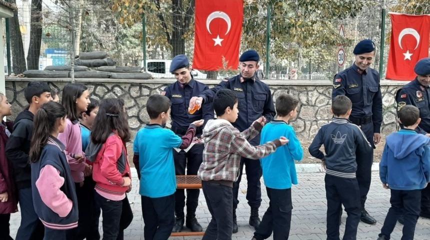 Öğrenciler jandarmayı ziyaret etti