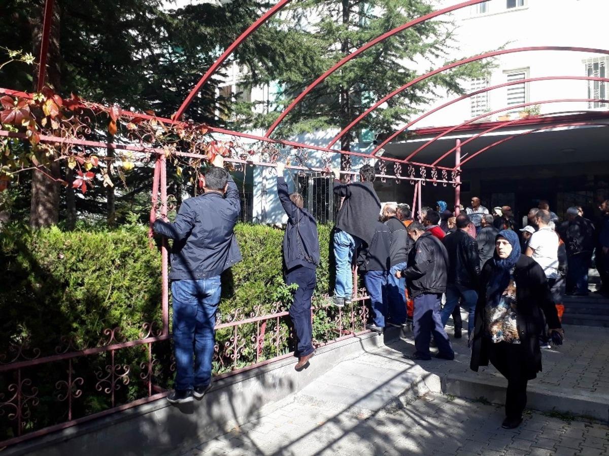 Cesedi g&ouml;rmek i&ccedil;in birbirleriyle yarıştılar